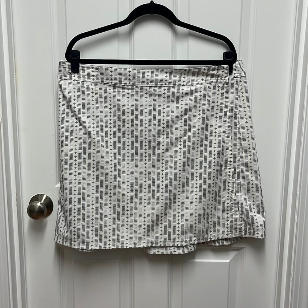 RipSkirt Hawaii White Gray Geometric Print Wrap Skirt XL Quick Dry Stretch Mini